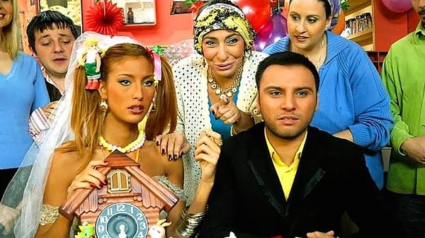 Türk televizyon tarihine damga vuran mahalle dizileri denildiğinde akla gelen ilk yapımlardan biri hiç kuşkusuz Cennet Mahallesi oluyor.