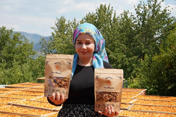 Maddi sıkıntılara rağmen üretime beş kilogram meyve ile başlandı.