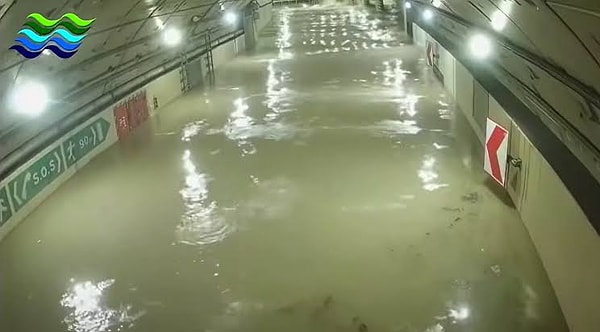 Büyük selde araçlar çıkarılıyor ve yol suya açılıyor