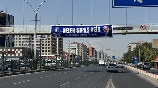 Diyarbakır-Şanlıurfa kara yolundaki bir üst geçide asılan pankartta, Kürtçe "Reis çok teşekkürler. Barış hayırlı, kardeşlik daim olsun." ifadeleri yer alıyor.