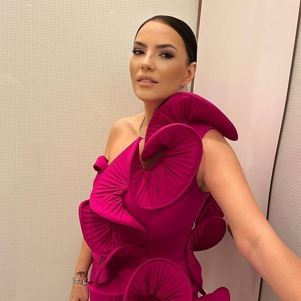 Yeşim Salkım, a familiar name in Turkish pop music for many years, frequently makes headlines not only for her career but also for her outspoken remarks and social media outbursts.