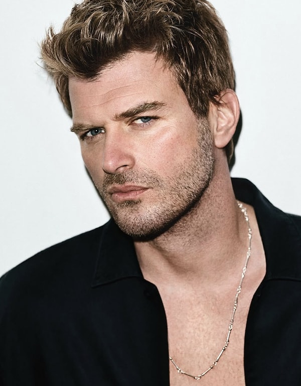 Kıvanç Tatlıtuğ continues to maintain his status as one of the most beloved and talked-about actors in Turkey for years.