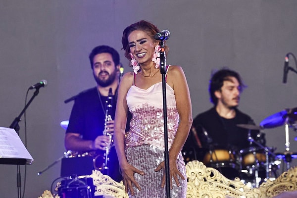 Türk müziğinin nevi şahsına münhasır isimlerinin başında gelen Yıldız Tilbe, yıllardır yalnızca şarkılarıyla değil, dobra açıklamaları ve kendine has tavırlarıyla da gündemden düşmüyor.