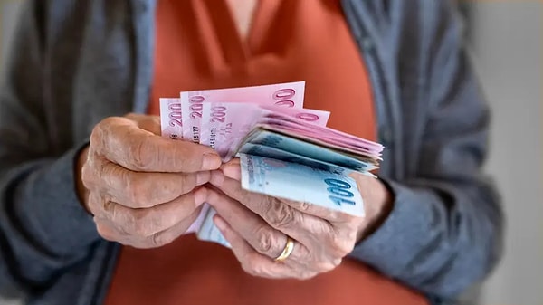 Türkiye Cumhuriyet Merkez Bankası (TCMB) tarafından kamuoyuna duyurulan Yılın 3. Enflasyon Raporu, emekli maaşı hesaplamalarında kartların yeniden dağıtılmasına yol açtı.