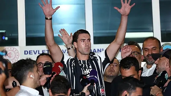 Beşiktaş taraftarı Sırp golcü Vlahovic'i büyük coşkuyla karşıladı.