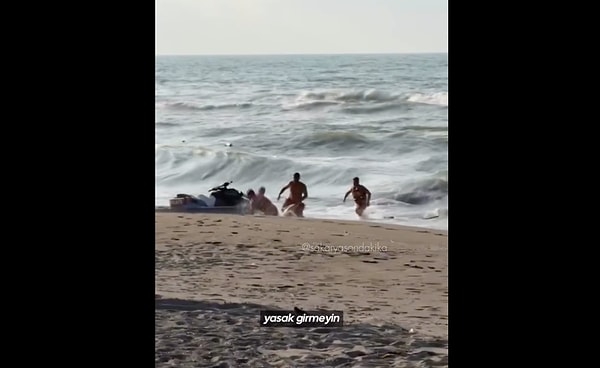 Karasu sahilinde dalga boyunun iki metreyi aşması üzerine sahil güvenlik ve yetkili birimler tarafından denize girilmesi kesin olarak yasaklandı.