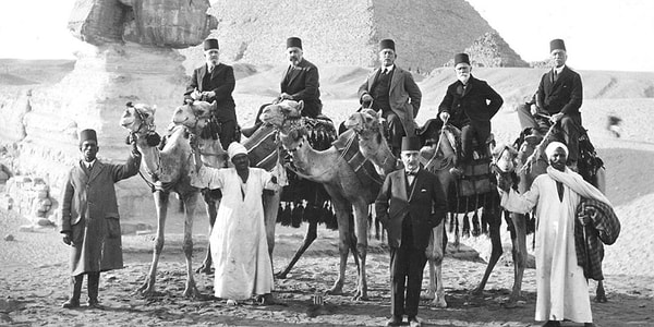 Osmanlı hanedan üyeleri, 1924 yılındaki sürgün kararının ardından ilk yıllarını genellikle Fransa'nın Nice kentinde, oldukça zor maddi şartlar altında geçirmişlerdi.
