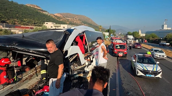 Söke-Milas karayolunda bu sabah yolcu otobüsünün TIR’a çarpışması sonucu büyük bir kaza gerçekleşti.