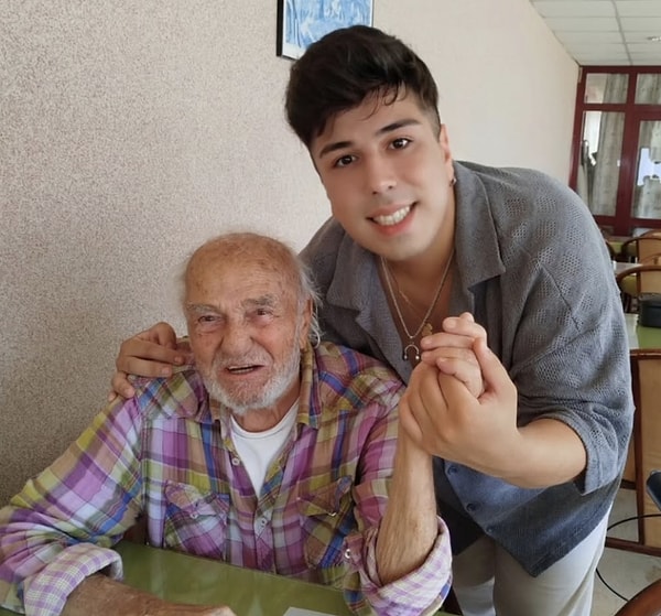 Mine'nin huysuz ama bir o kadar da sevimli dedesi Osman Amca'yı usta oyuncu Erol Aksoy canlandırıyordu.