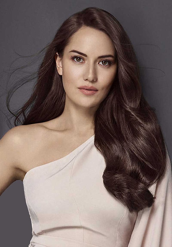 Fahriye Evcen, yıllar geçse de güzelliği ve zarafetiyle adından söz ettirmeyi başaran isimlerden.
