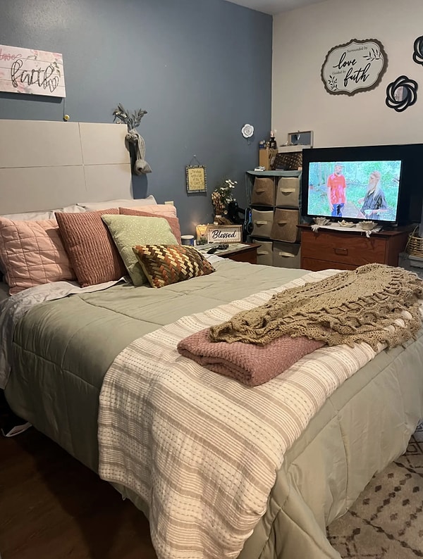 Bowers emphasized that the perception of constantly eating out is incorrect, pointing out that the hotel room is equipped with a two-burner stove and a full-size refrigerator.