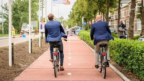 Hollanda'nın Zwolle kentinde hayata geçirilen pilot proje kapsamında, atık plastik şişe, bardak ve ambalajlar kullanılarak 30 metrelik bir bisiklet yolu inşa edildi.