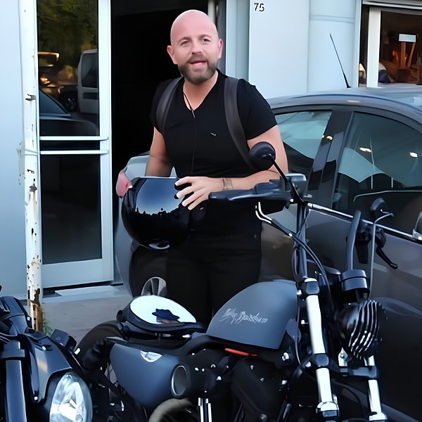 Motosiklet tutkusuyla bilinen İzzet Özilhan'ın ciddi bir trafik kazası geçirdiği ortaya çıktı.