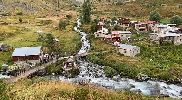Artvin’in Yusufeli ilçesinde, Kaçkar Dağları’nın eteklerinde yer alan Yaylalar köyü, yaz sıcaklarından bunalanların uğrak noktalarından biri haline geldi.