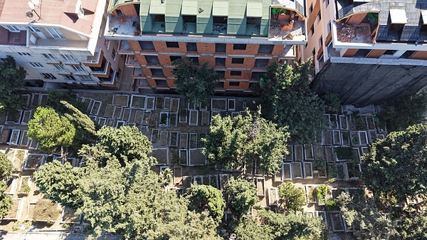 Yeni yapılan bina ve mezarlık arasındaki mesafe şoke etti.