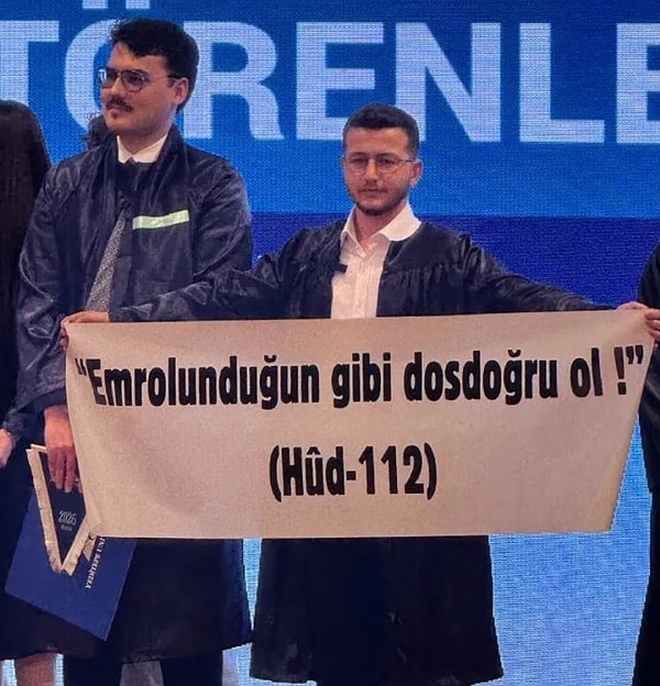 Mezuniyet töreninde açtığı pankartla gündeme gelmişti.