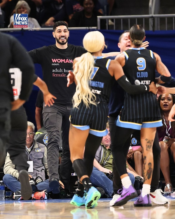 Salondan çıkarılmasının hemen ardından sosyal medya hesabı üzerinden bir açıklama yapan Enes Kanter, yaşananlara tepki gösterdi.