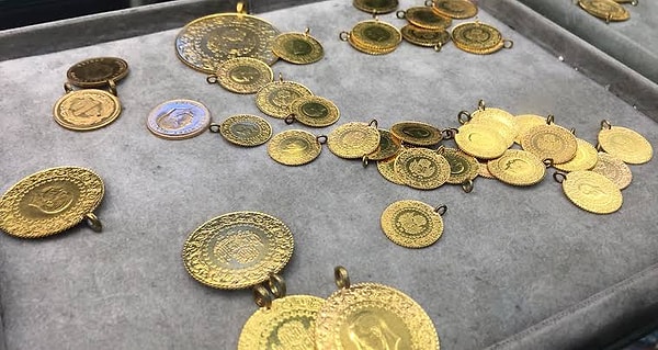 Küresel piyasalarda yatırımcıların güvenli liman talebi ve değer kaybeden ABD doları, altın fiyatlarını son ayların en güçlü seviyelerine taşıdı.