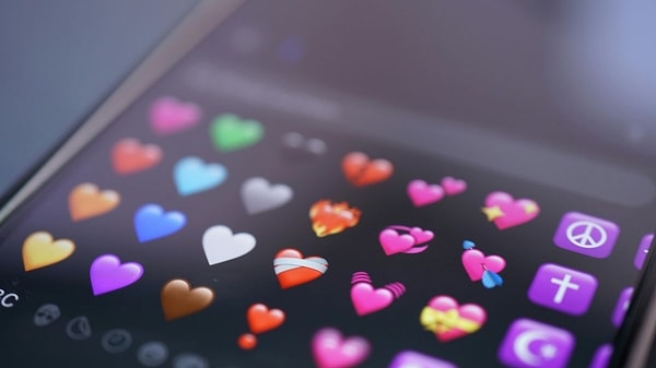 Bunun dışında 🥀 (solmuş gül) emojisi, bir yıl içinde %190 artışla 93. sıraya çıkarak popülerliğinde en yüksek büyümeyi gösteren emoji oldu. Bu sembol genellikle üzüntü veya hayal kırıklığını iletmek için kullanılıyor.