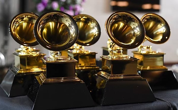 Müzik dünyasında ulaşılabilecek zirvelerden biri Grammy ise, o ödülü kimin alacağının belirlenmesinde söz sahibi olmak da az buz mesele değil!