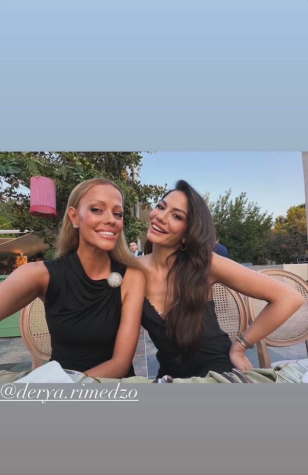 Demet Özdemir, geçtiğimiz günlerde ablası Derya Özdemir'le verdiği yeni bir pozu sosyal medya hesabından paylaştı.