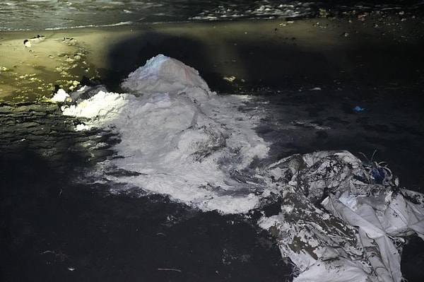Karadeniz'in önemli sahil kentlerinden Samsun, denizden gelen beklenmedik bir tehlike şüphesiyle oldukça hareketli saatler yaşadı.