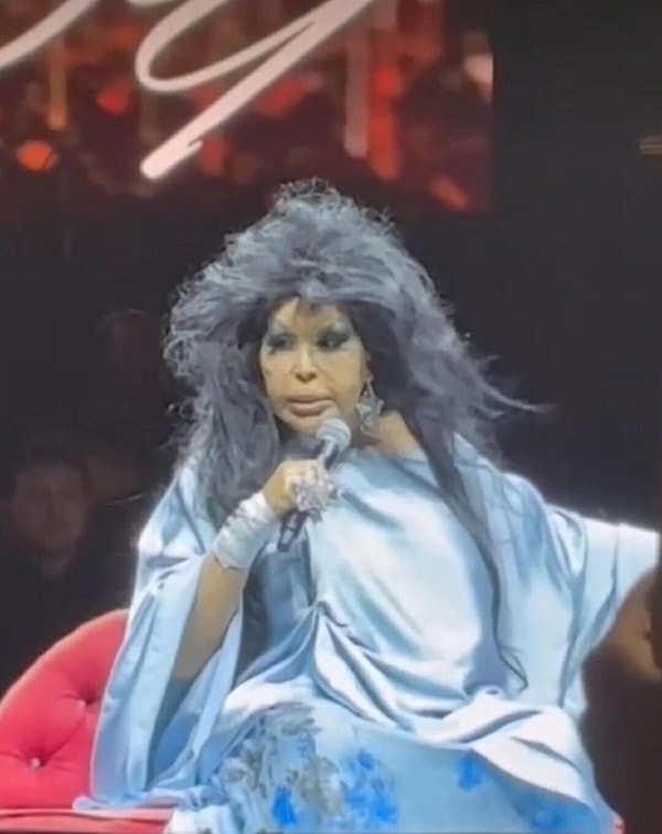 Bülent Ersoy’un Kuşadası konserine yaklaşık bir buçuk saat geç çıkması, seyirciyle arasında büyük bir tartışma yaşanmasına neden olmuştu.
