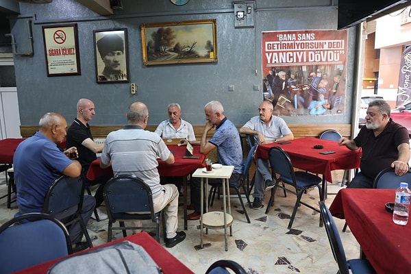 Bunun ardından oyunu kazanan müşteri, ‘Bana şans getirmiyorsun dedi, yancıyı dövdü' yazılı afişi kahvehaneye astırdı. Yazının ardından yancılar, ayrı masada oturmaya başladı.