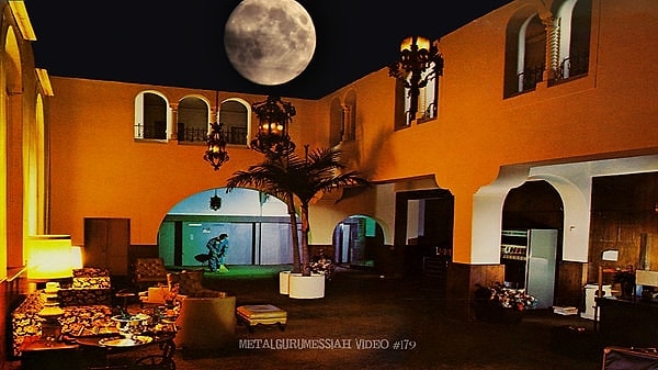 Mexico'nun Baja California Sur bölgesindeki Todos Santos kasabasında gerçekten Hotel California adında tarihi bir otel bulunuyor.