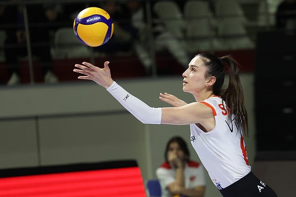 Milli takım serüveni oldukça erken yaşta başlayan Saliha Şahin, altyapı milli takımlarında U20 Dünya Şampiyonası'nda dördüncülük ve U23 Dünya Şampiyonası'nda şampiyonluk yaşamıştı.
