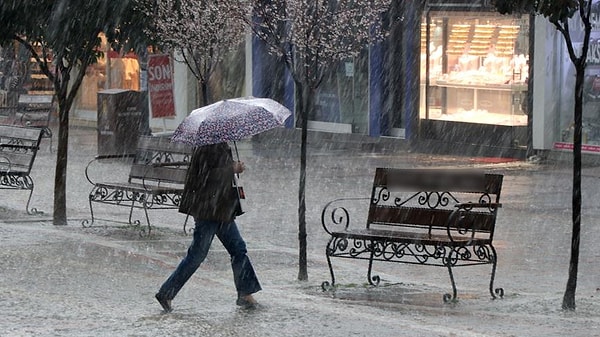 İstanbul'a cuma ve cumartesi günü gök gürültülü sağanak yağış uyarısı.
