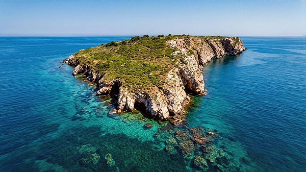 Yaklaşık 7,76 kilometrekarelik geniş bir alanı kapsayan bu sıkı koruma çemberi, sadece adanın kendisini değil, çevresindeki zengin suları da içine alıyor.