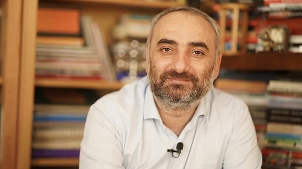 2002 yılında gazetecilik kariyerine başlayan İsmail Saymaz, günümüzün en çok konuşulan gazetecilerinden biri.