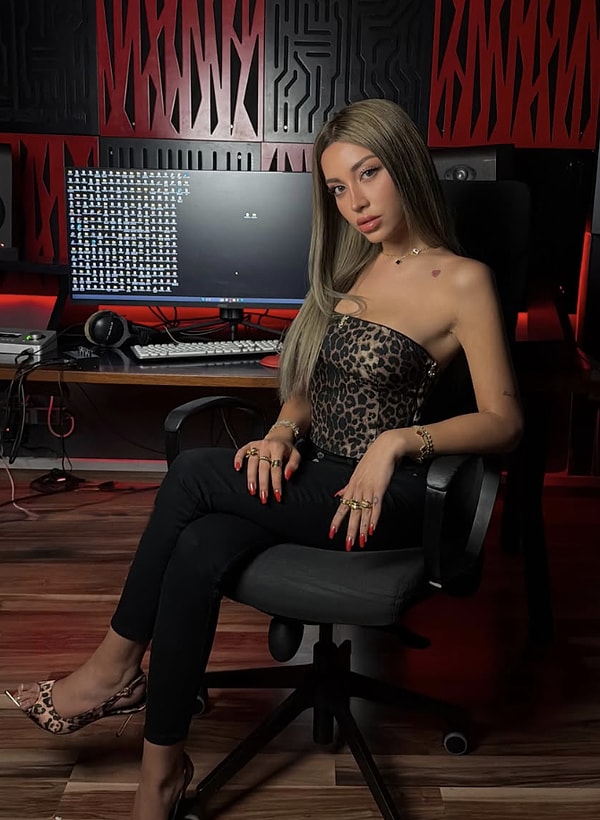 TikTok ve YouTube’un Türkiye’de yükselişe geçtiği dönemde hayatımıza giren Mika Raun, kısa sürede sosyal medyanın en çok konuşulan isimlerinden birine dönüştü.
