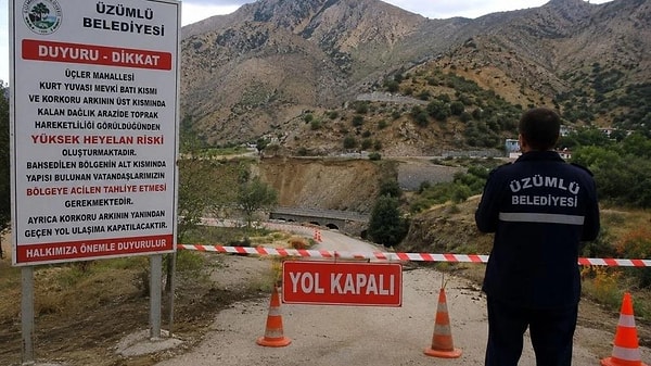 Üzümlü Belediyesinden yapılan duyuruya göre, Üçler Mahallesi Kurt Yuvası mevkisinin batı kısmı ile Korkoru Arkı'nın üst bölümünde bulunan dağlık arazide toprak hareketliliği gözlendi.