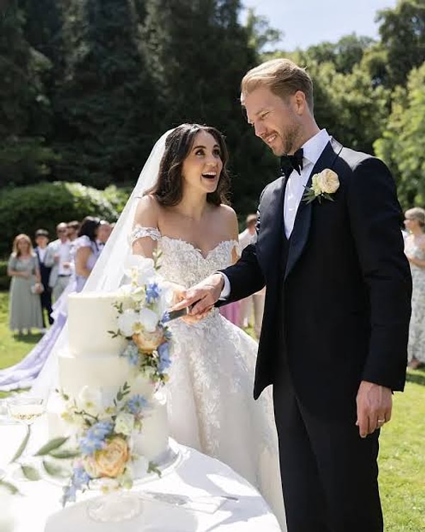 Karsu, hayatının aşkı Mike Schrama’yla Türk ve Hollanda geleneklerini buluşturan bir düğünle evlendi.