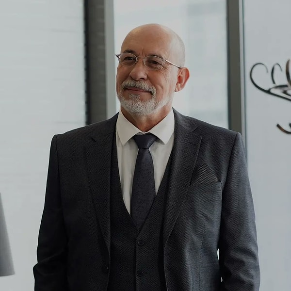 Birsen Altuntaş’ın haberine göre dizinin 15. bölümünde “Abi” olarak anılan gizemli bir karakter seyircinin karşısına çıkacak.