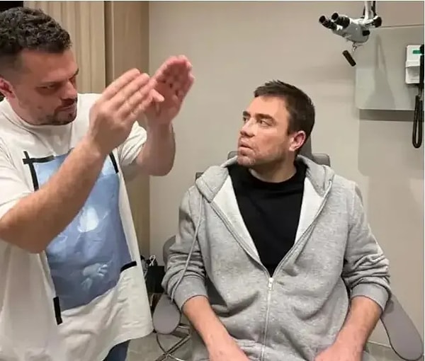 Burnundaki kemiklerin dışarıya doğru büyümesine neden olan doğuştan bir rahatsızlıkla mücadele eden Murat Dalkılıç, bugüne kadar tam 13 kez ameliyat masasına yattı.