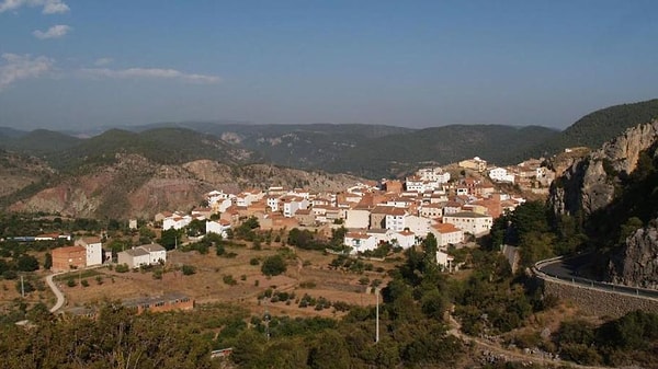 Kırsal bölgelerin mesleki fırsatlardan ve temel hizmetlerden yoksun olduğu algısını yıkmak isteyen Antón, Santa Cruz de Moya'da okul, sağlık hizmetleri ve sosyal aktivitelerin eksiksiz sunulduğunu vurguluyor.