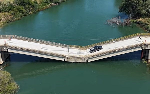 Pinios Nehri yükseldiğinde su köprünün üzerinden geçiyor