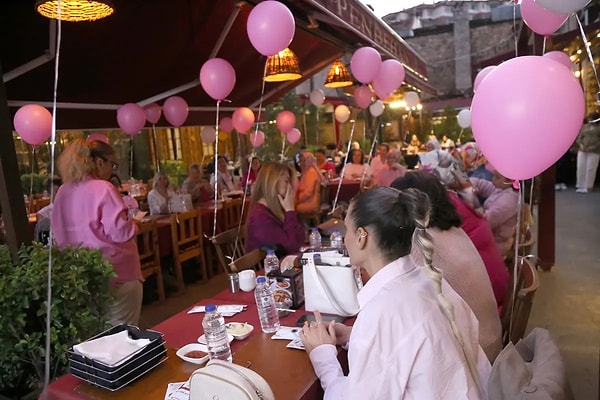 Balon uçurdular, sevdikleriyle birlikte eğlendiler.
