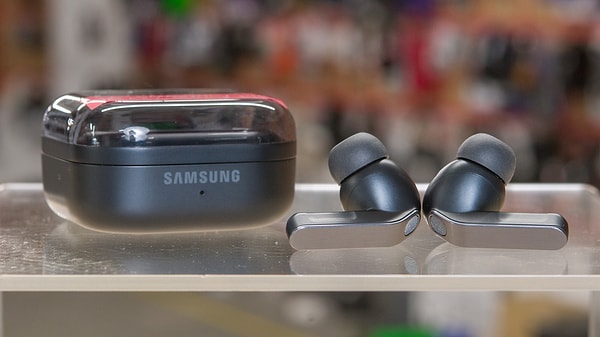Samsung Leads in Headphones