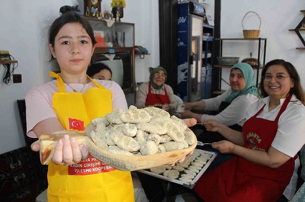 Doğal Malzemeler Elle Sıkılarak Güneşte Kurumaya Bırakılıyor