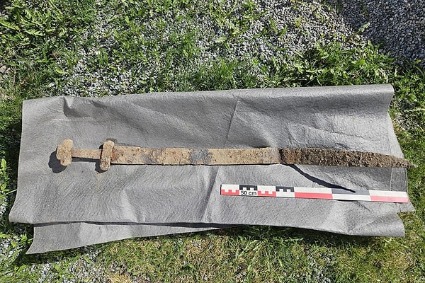 Taş ararken topraktan çıkan paslı metali fark etti