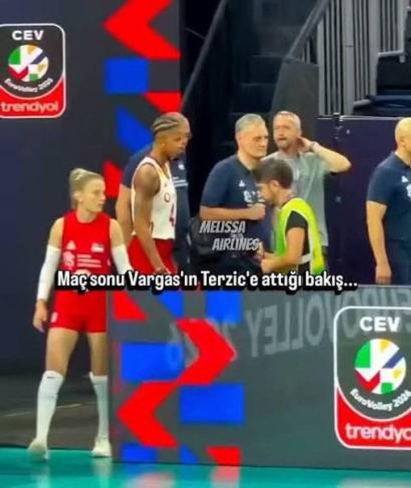 Avrupa Voleybol Şampiyonası'nda zirveye çıkarak kupayı kaldıran A Milli Kadın Voleybol Takımımızın zafer gecesinde ciddi bir protesto yaşandı.