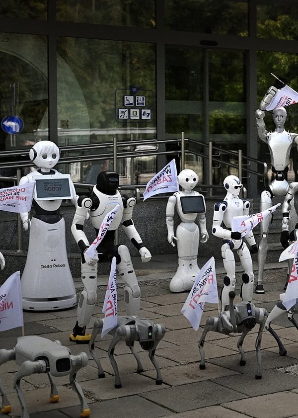 Protestoda yer alan yapay zekâ destekli insansı robot Agibot A3 de eylemin amacına ilişkin açıklama yaptı.