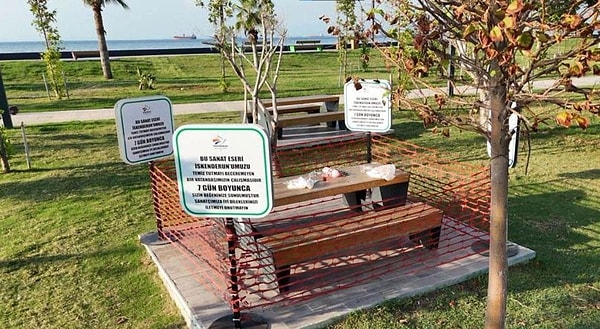 Ancak cezanın öncesinde belediye, kirletilen oturma grubunu şeritle çevirip tam 7 gün boyunca "sanat eseri" olarak sergilemişti.