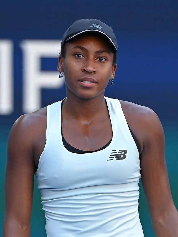 Coco Gauff ve Osaka ise doğrudan tribünlere seslenerek seyirciyi oyunun geleneklerine uymaya çağırdı.