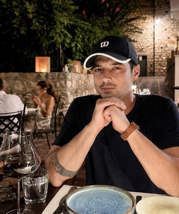 Son dönemin en çok konuşulan genç oyuncularından Mert Yazıcıoğlu, başarılı projeleri kadar karizmasıyla da geniş bir hayran kitlesine sahip.