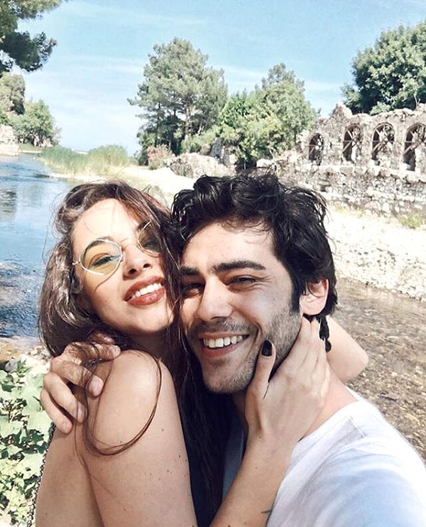 Bade ve Murat'ı canlandıran Hira Koyuncuoğlu ile Berkay Hardal'ın set arkadaşlığı aşka dönüşmüş, ikili bir dönem magazin gündeminin en çok konuşulan genç çiftlerinden biri olmuştu.